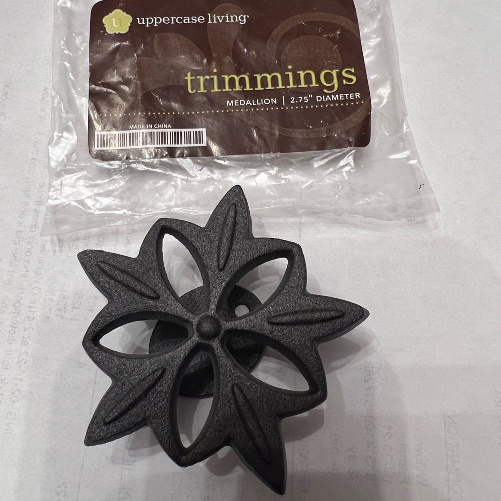 Uppercase living medallion. Set of 2. Dark bronze. 2,75”. NWT